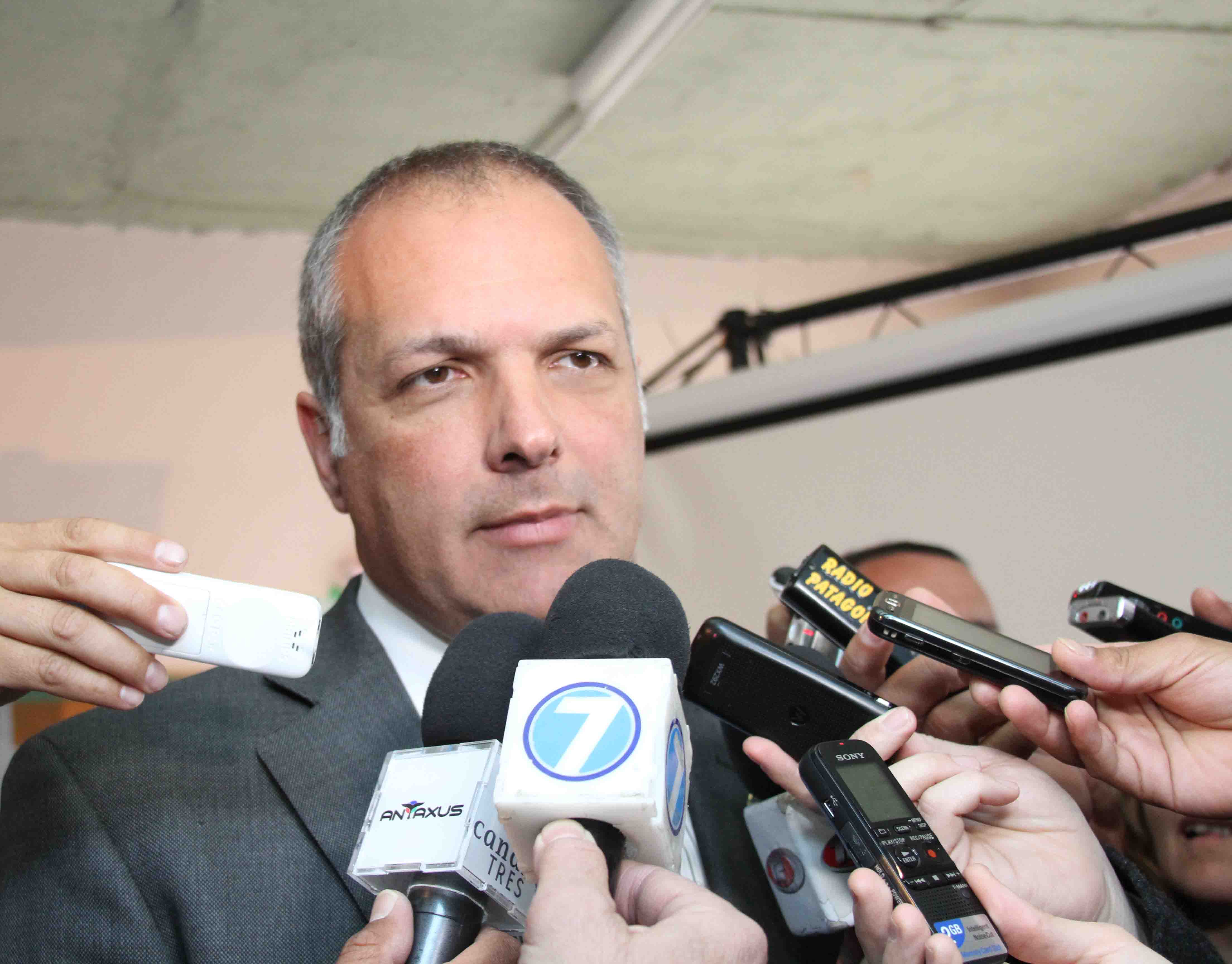 Buzzi dijo que se construirán 1.400 viviendas en Chubut