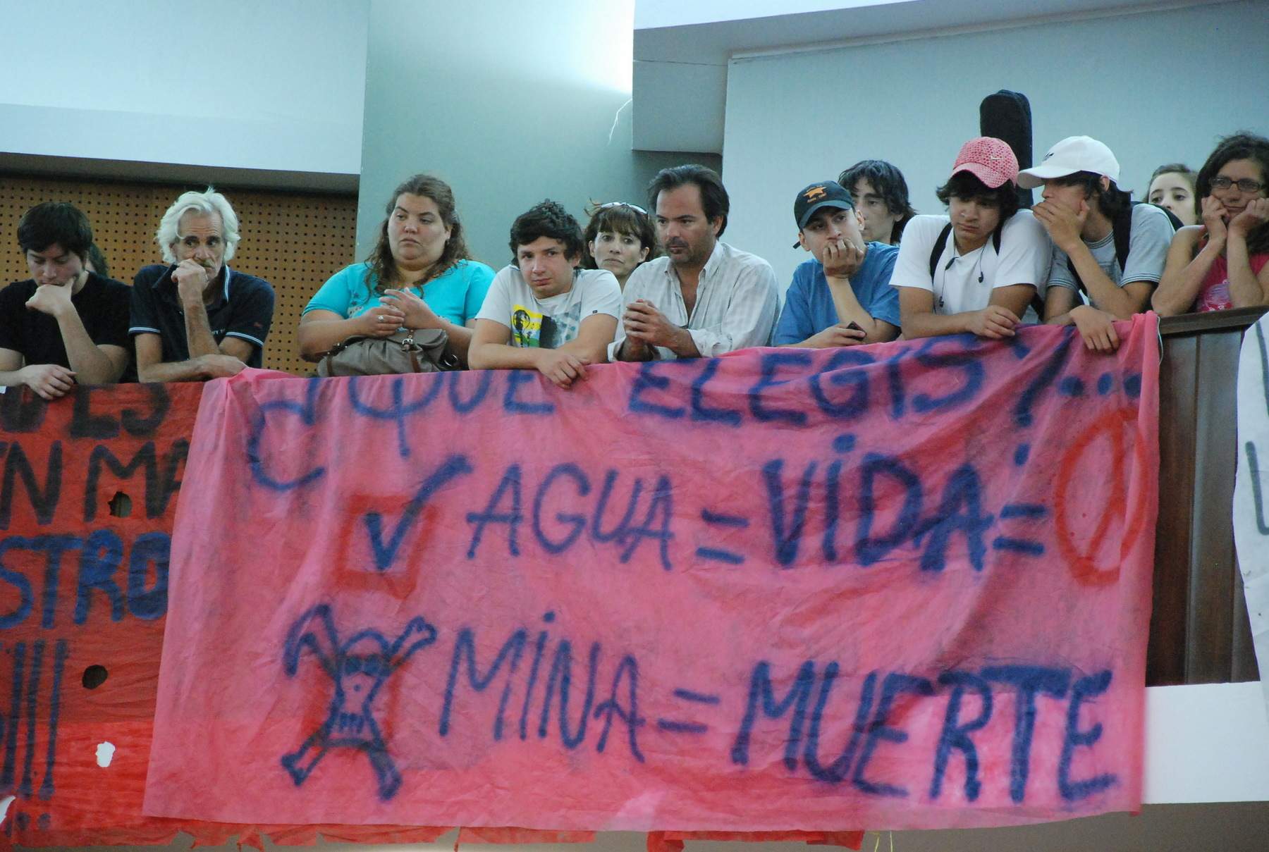 Activistas ambientales atentan contra los diputados provinciales