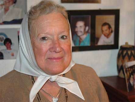 Arriba Nora Cortiñas invitada por la UNPSJB