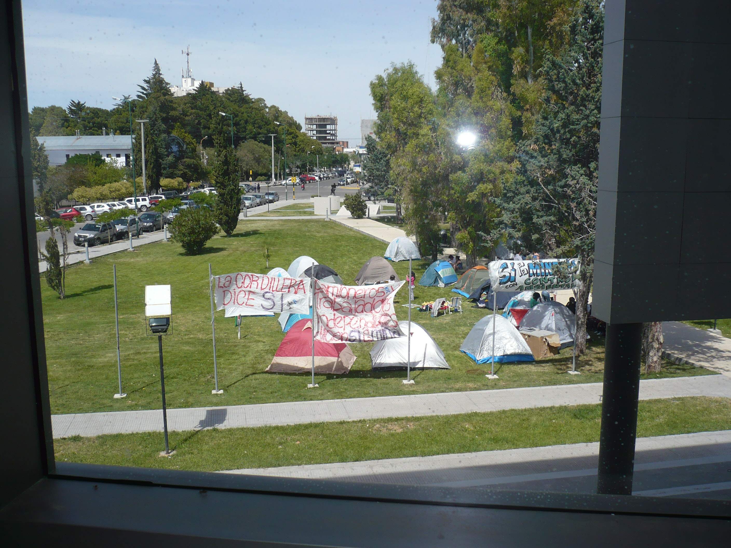 Acampan en la Legislatura apoyando desarrollo minero