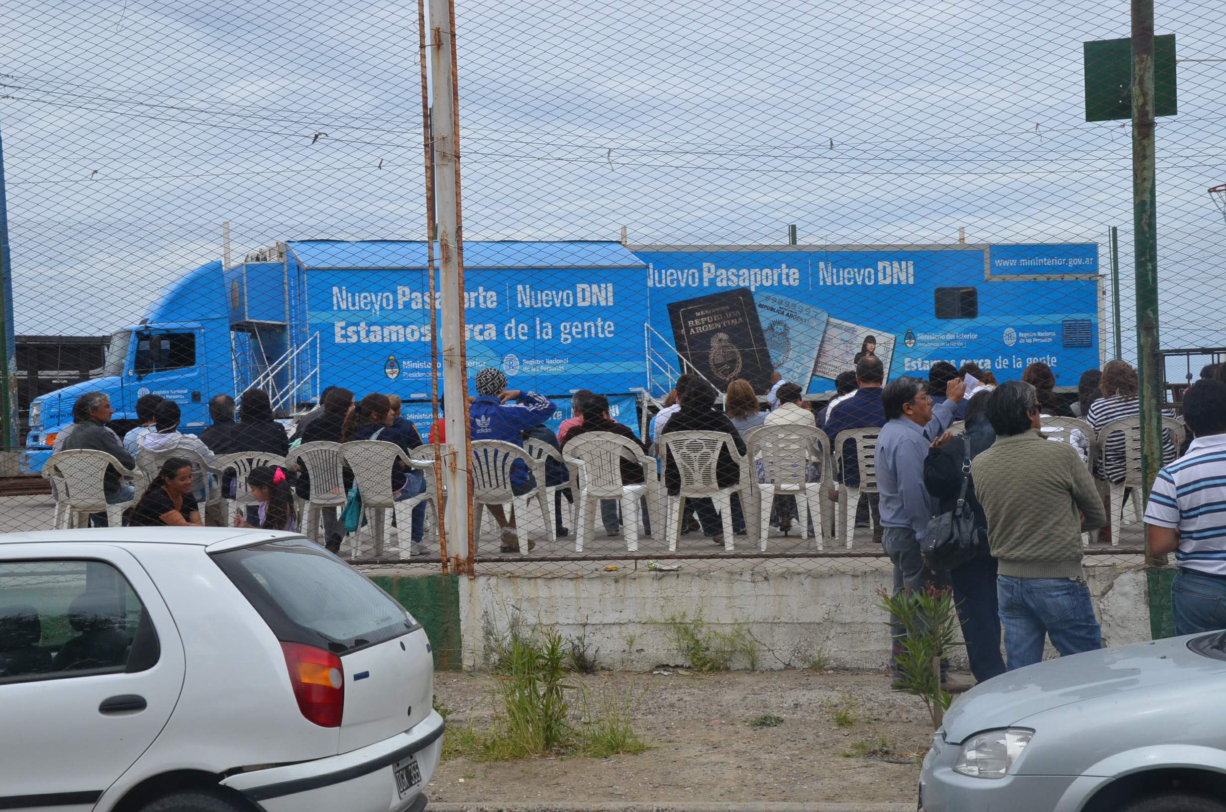 Los vivos de siempre venden turnos en la fila por los DNI