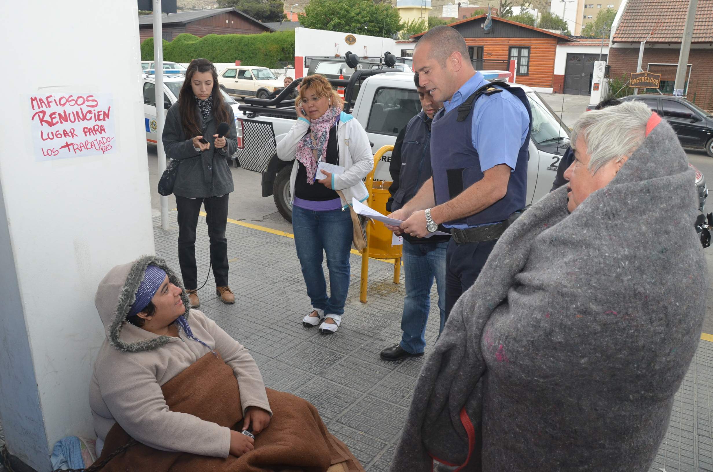 Mujer encadenada se niega a que le devuelvan la vivienda usurpada