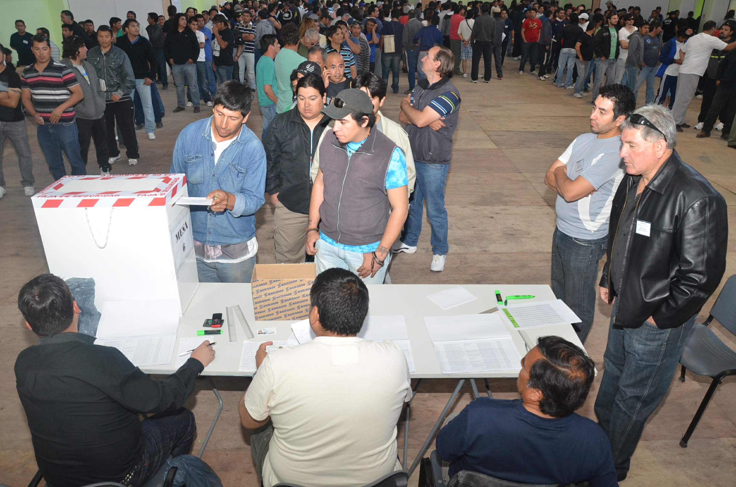 Petroleros: continúa a gran ritmo la afluencia de votantes