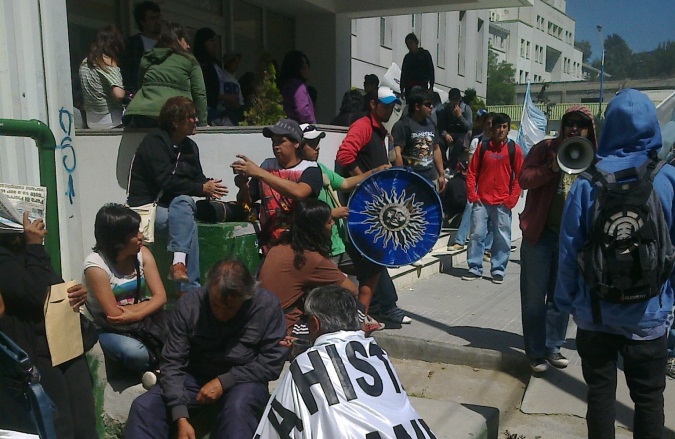 Ex agentes de YPF cumplen 25 días de campamento