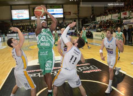 Gimnasia vapuleó a Obras en el Socios: 112-92