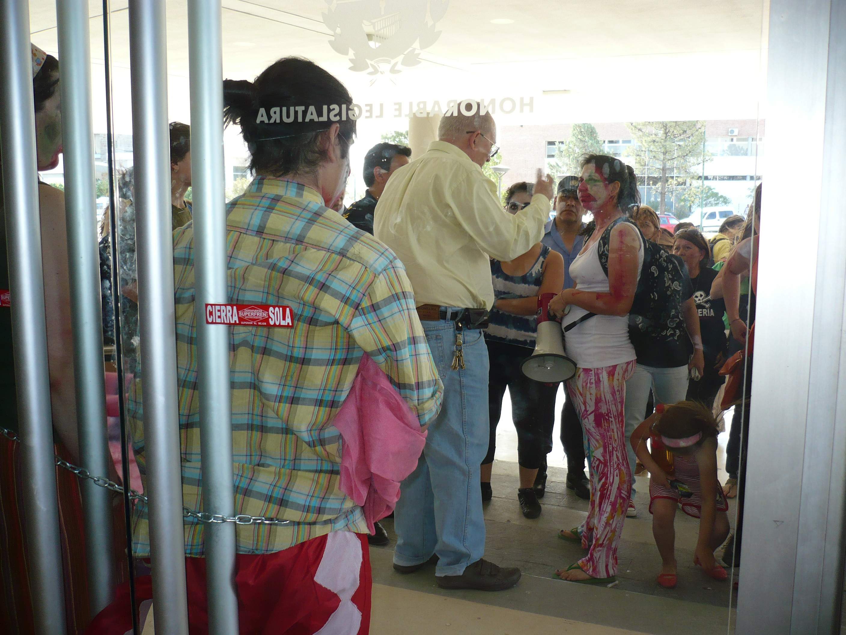Dos jóvenes se encadenaron en la puerta de la Legislatura
