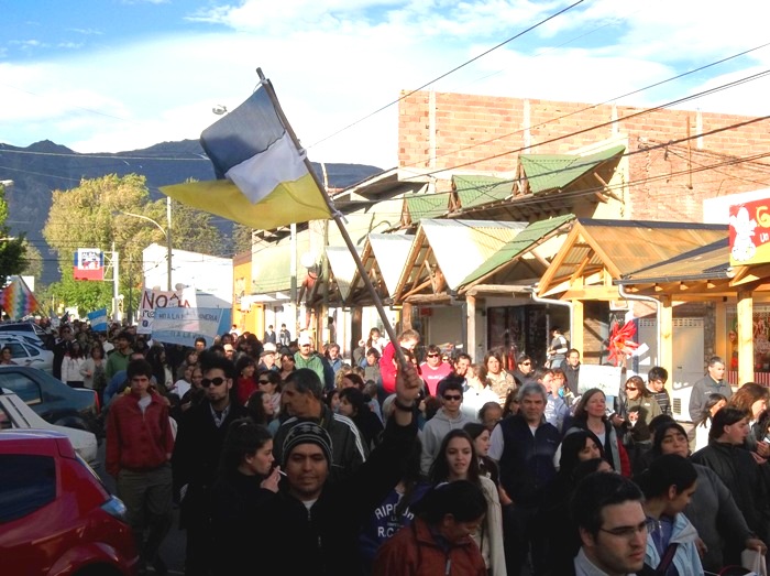 Multitudinaria marcha en Esquel por el ‘No a la Mina’