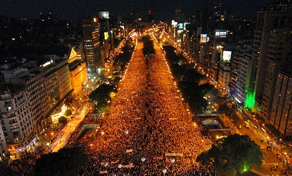 Las cacerolas sonaron en el Obelisco y en el interior