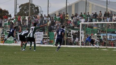 Antonino le dio de penal una sonrisa a Newbery en Rawson