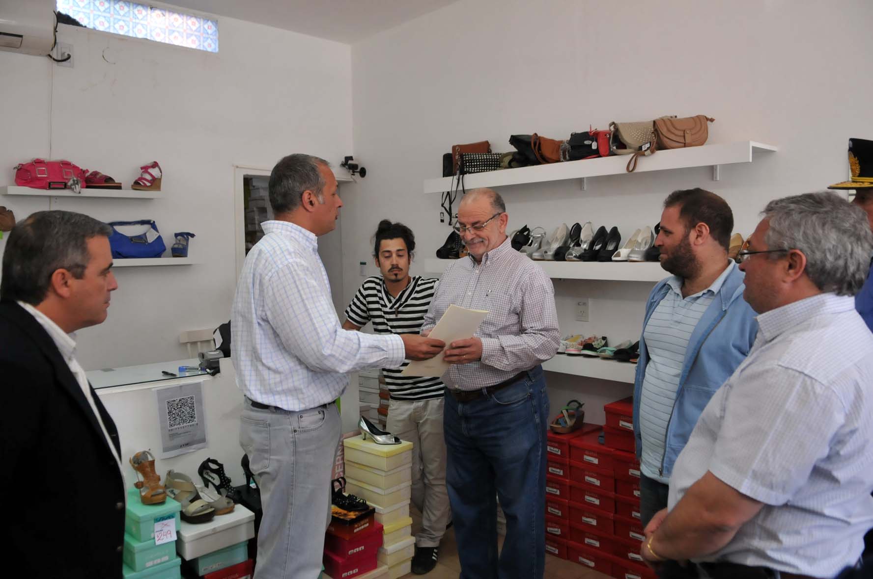 Buzzi entregó aportes a comerciantes saqueados