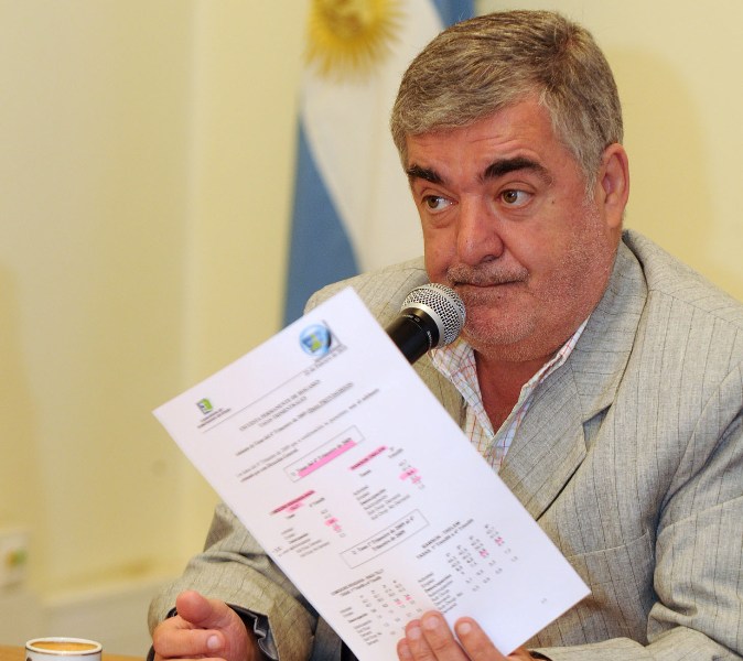 Meza Evans pone a Das Neves contra las cuerdas