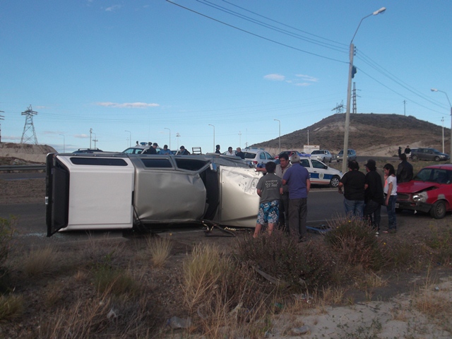 Una camioneta volcó en kilómetro 5