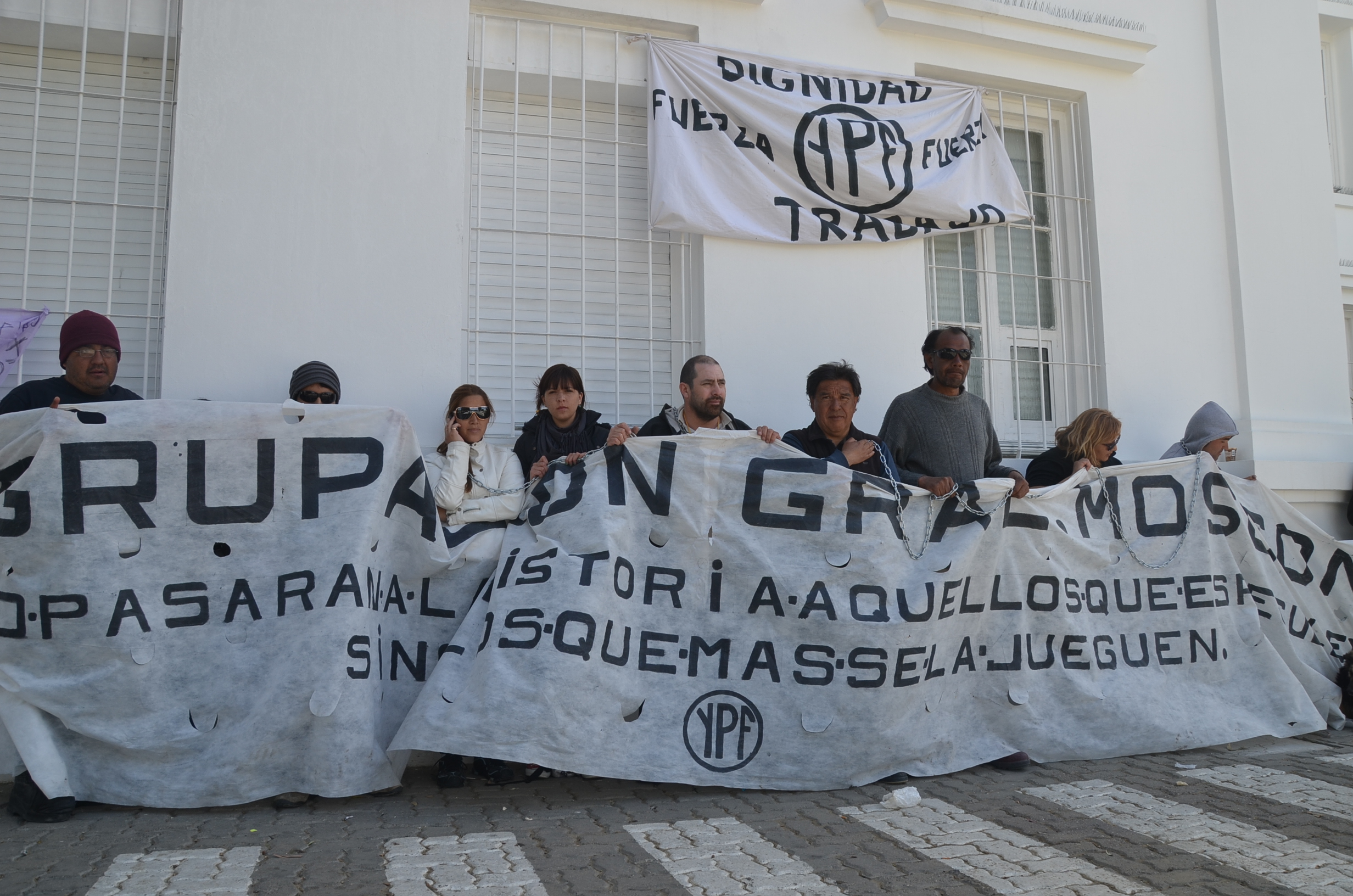 Los ex ypefianos levantaron el acampe