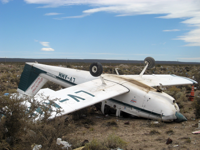 Avioneta aterrizó de emergencia y terminó dada vuelta