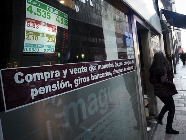 El dólar oficial se acerca al libre y cerraría el año en torno a los $5