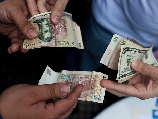 El dólar abrió estable, a $4,86 en la City porteña