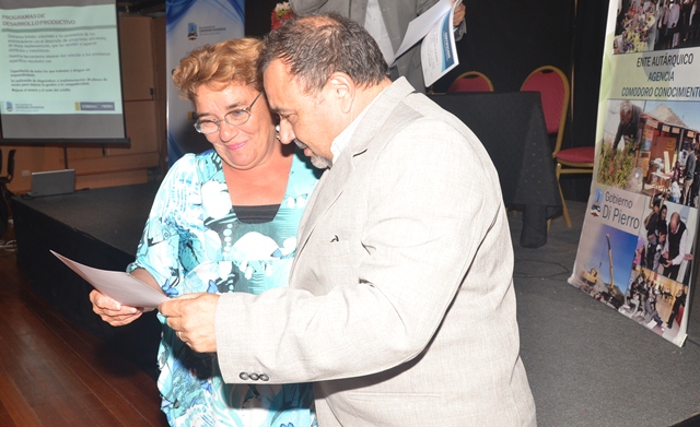 Comodoro Conocimiento entregó certificados por capacitaciones