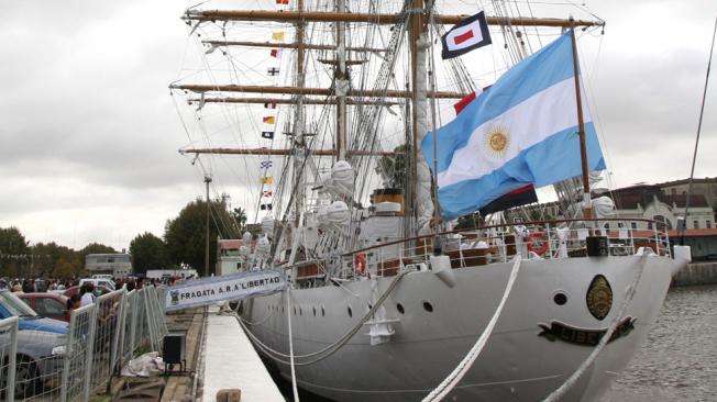 La Fragata Libertad navega cerca de Brasil