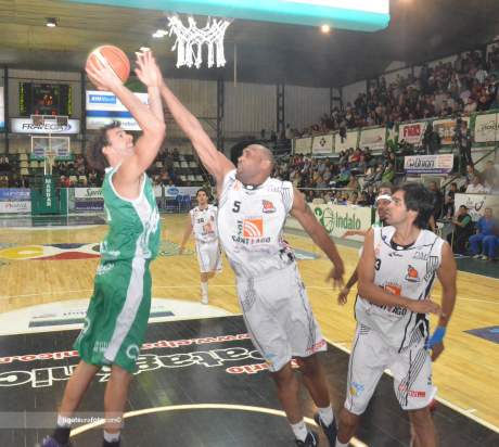 De local, Gimnasia es otra cosa: 95-85 a Olímpico