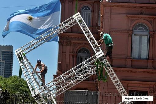Avanzan los preparativos para la fiesta popular en Plaza de Mayo
