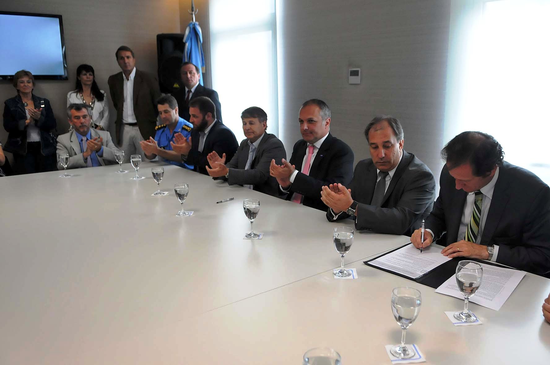 YPF traspasó tierras al Ministerio de Educación