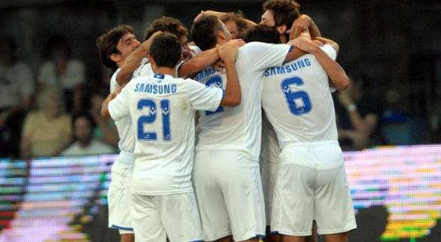 Vélez estrenó la corona con una goleada
