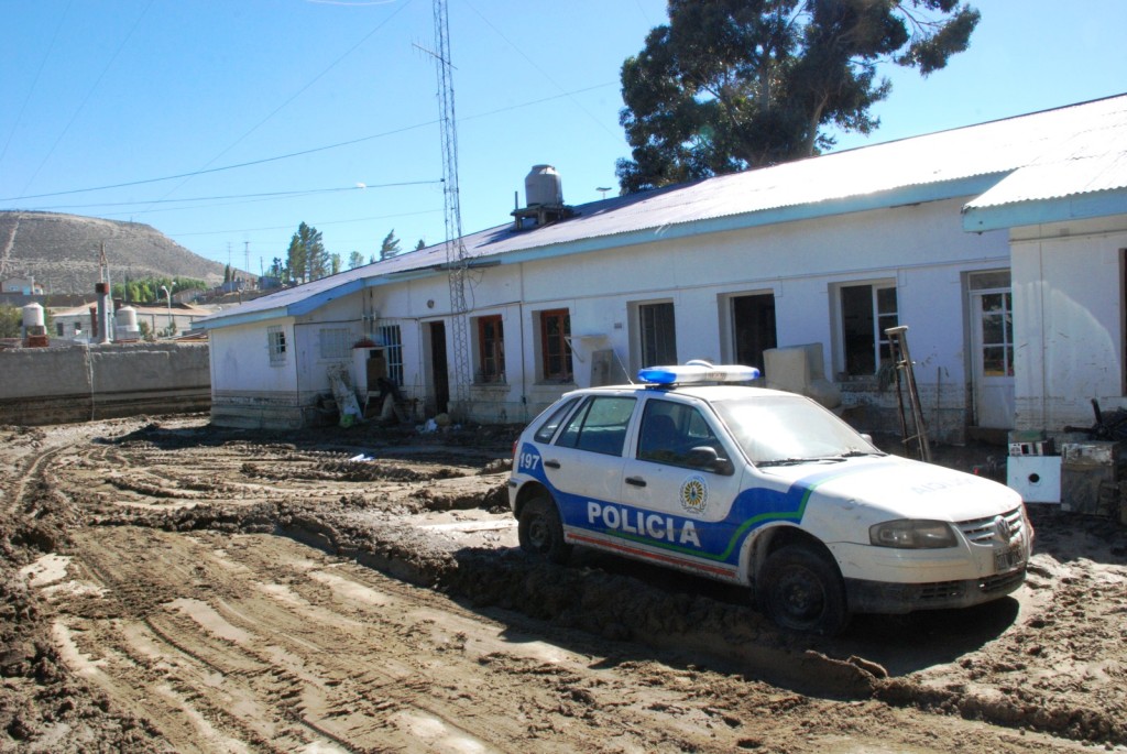 Intenso trabajo para recomponer las dependencias policiales afectadas por el temporal