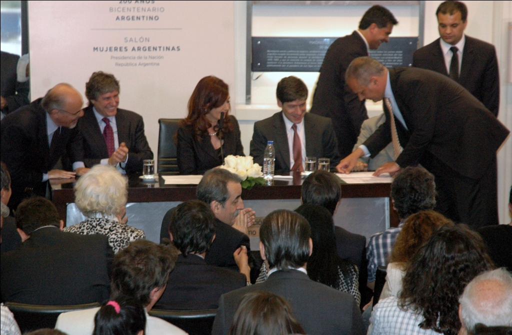 Buzzi firmó un convenio con la Presidenta para realizar mejoras habitacionales