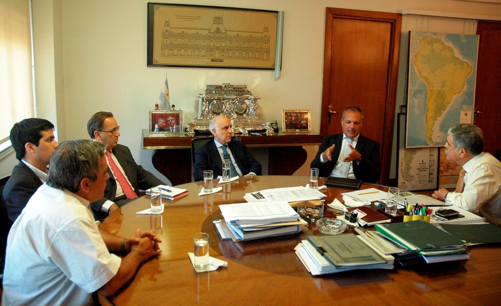 Auspiciosa reunión para destrabar el conflicto petrolero