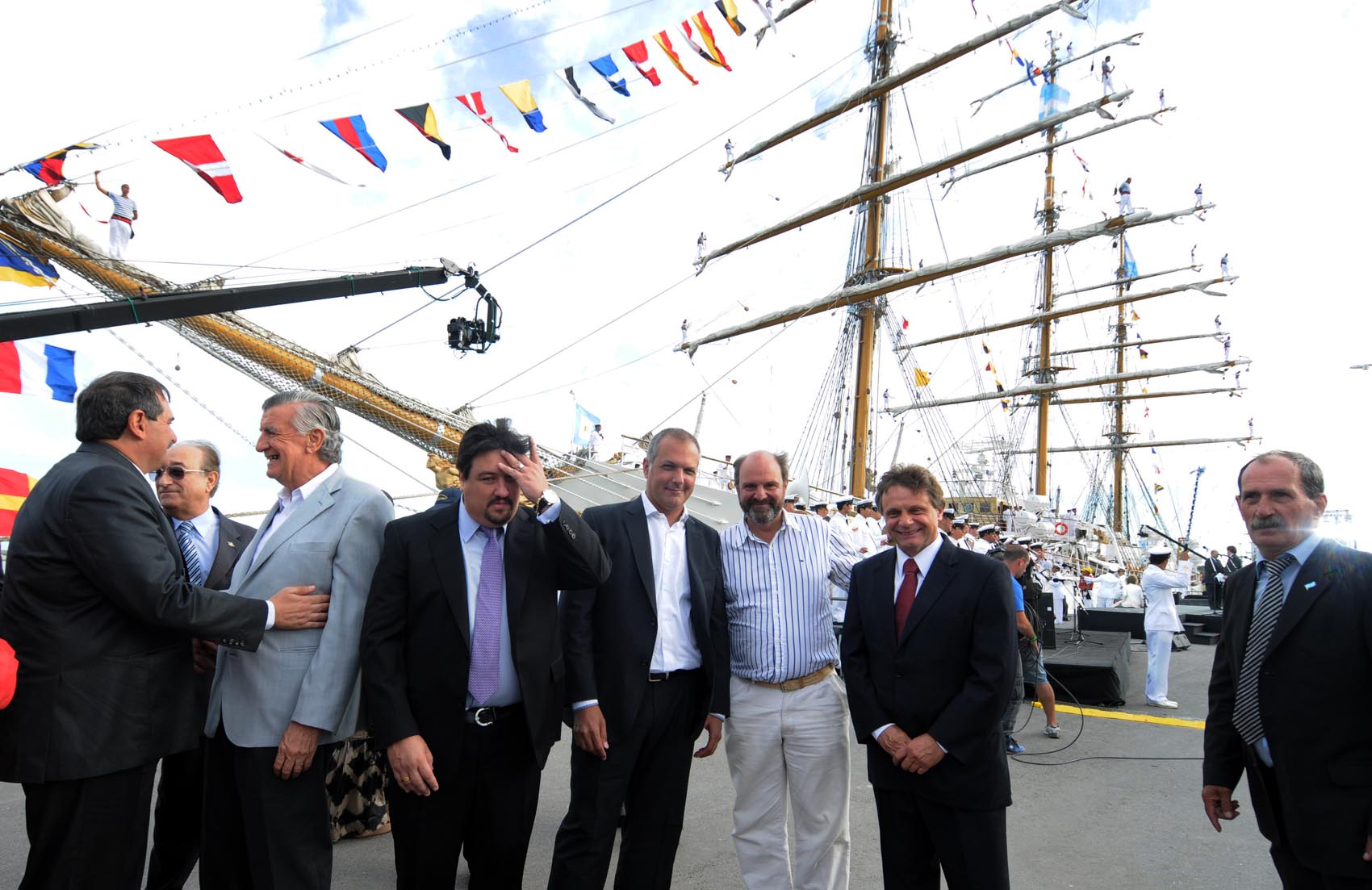 Buzzi junto a Cristina en el regreso de la Fragata Libertad