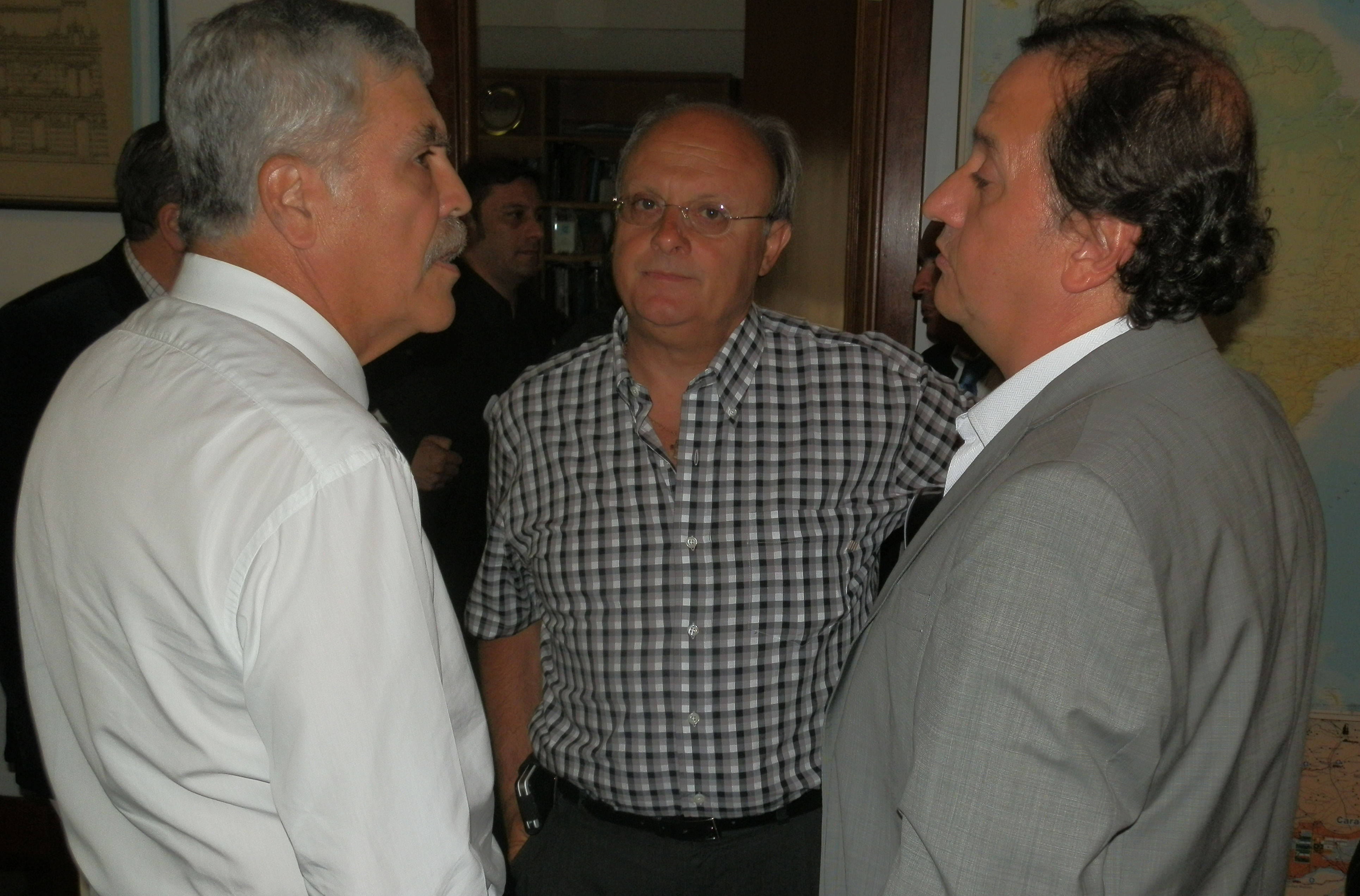 Intensas gestiones de Di Pierro por el conflicto petrolero