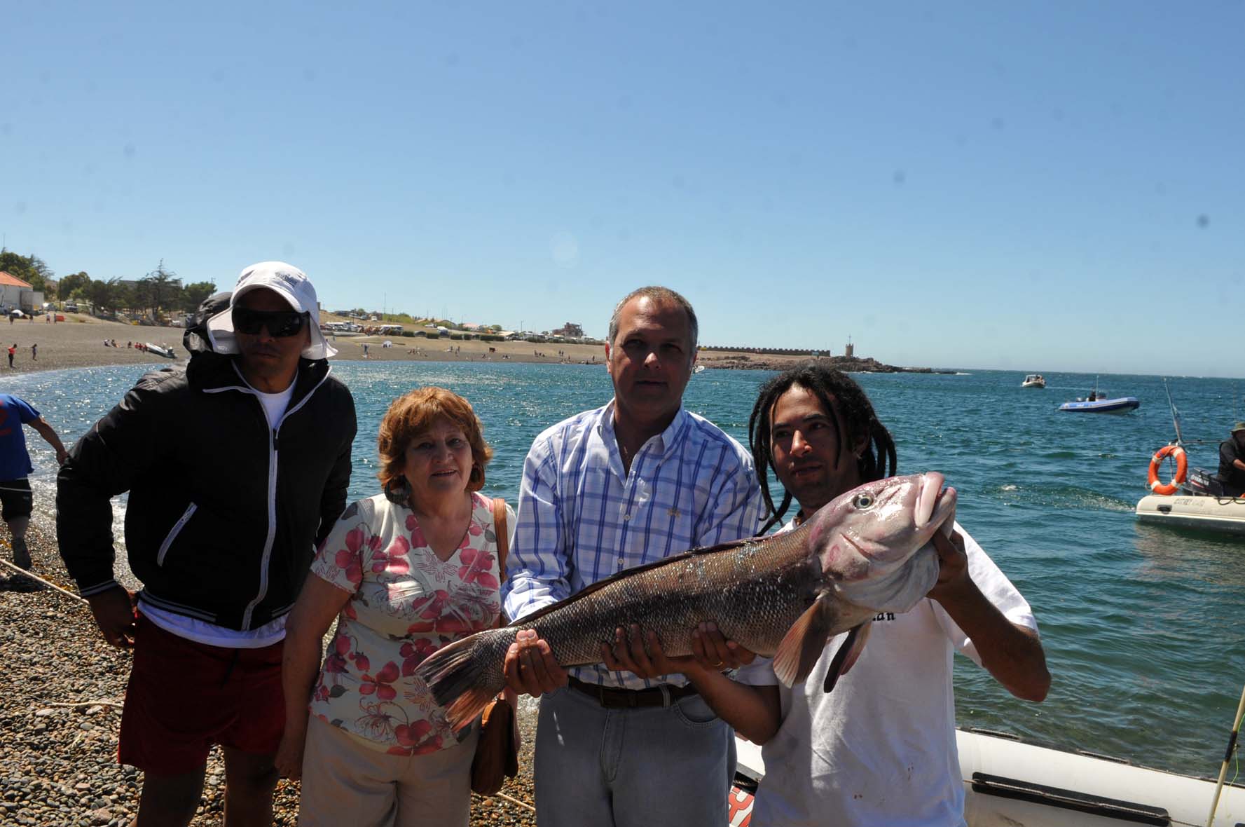 Buzzi entregó en Camarones aportes para la Fiesta Nacional del Salmón
