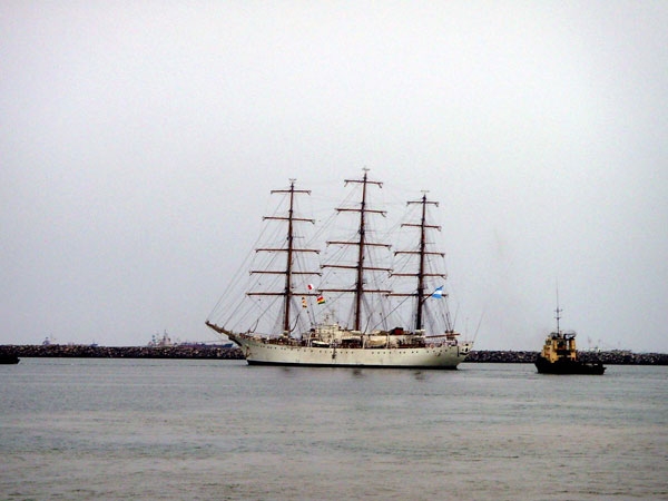 La Fragata Libertad navega en el Mar Argentino