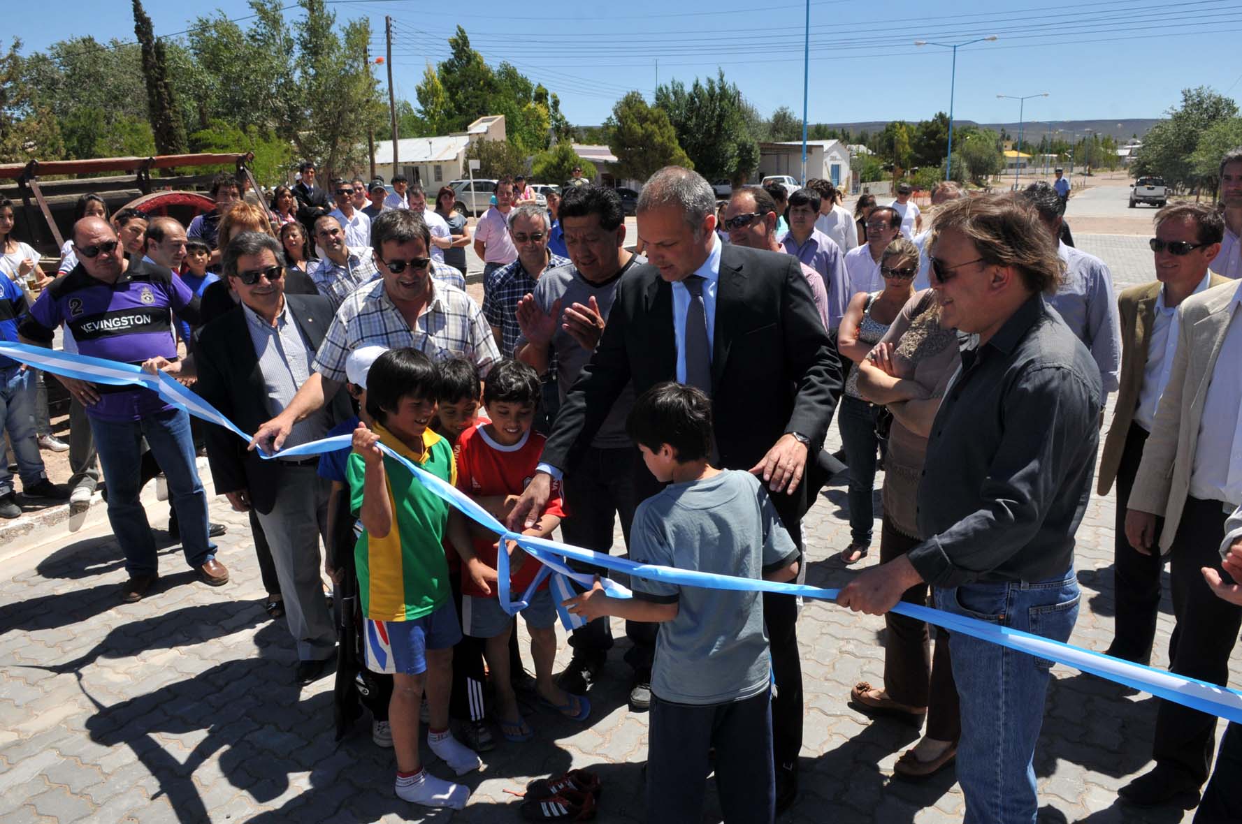 Buzzi inauguró obras en Telsen