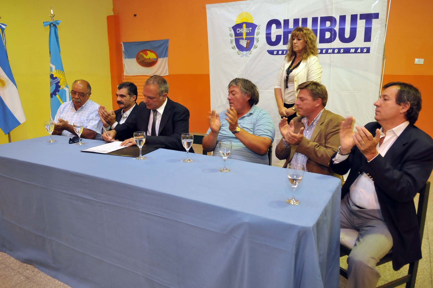 Buzzi firmó la pavimentación de una importante avenida de Comodoro