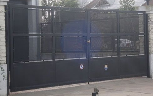 Un niño murió aplastado por un portón corredizo