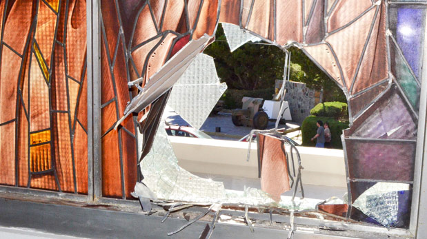 Sacrílegos rompieron un vitral de la Catedral para entrar a robar