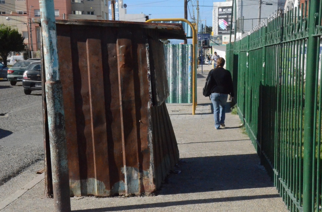 Removieron dos escaparates en calle 25 de mayo