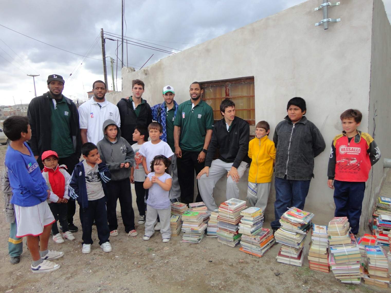 Gimnasia entregó 500 libros a una biblioteca