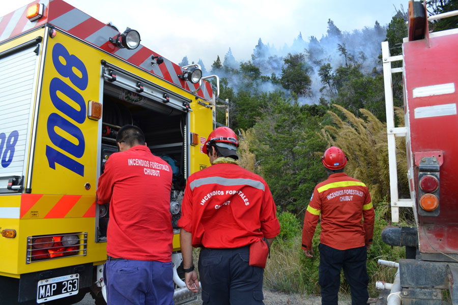 Controlan el fuego en el Parque Nacional Los Alerces