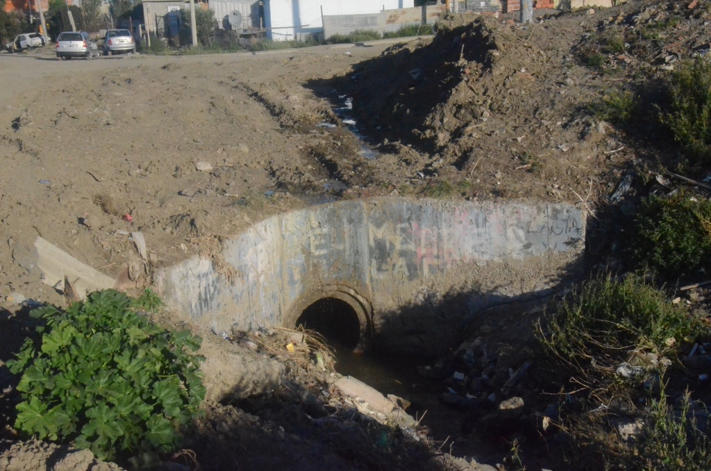 Limpian el canal evacuador de Av. Roca