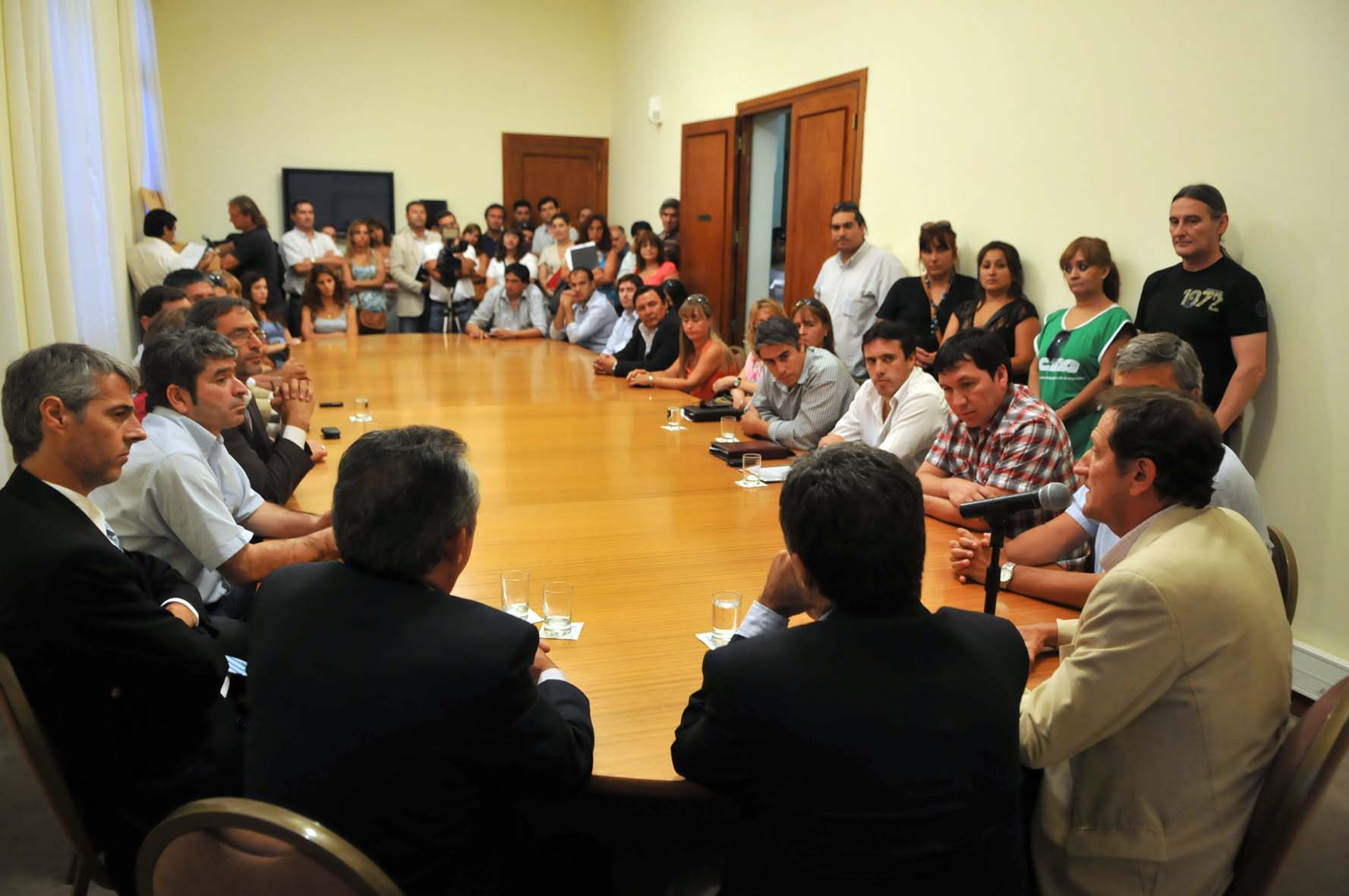 Firman convenio colectivo con auxiliares de la educación