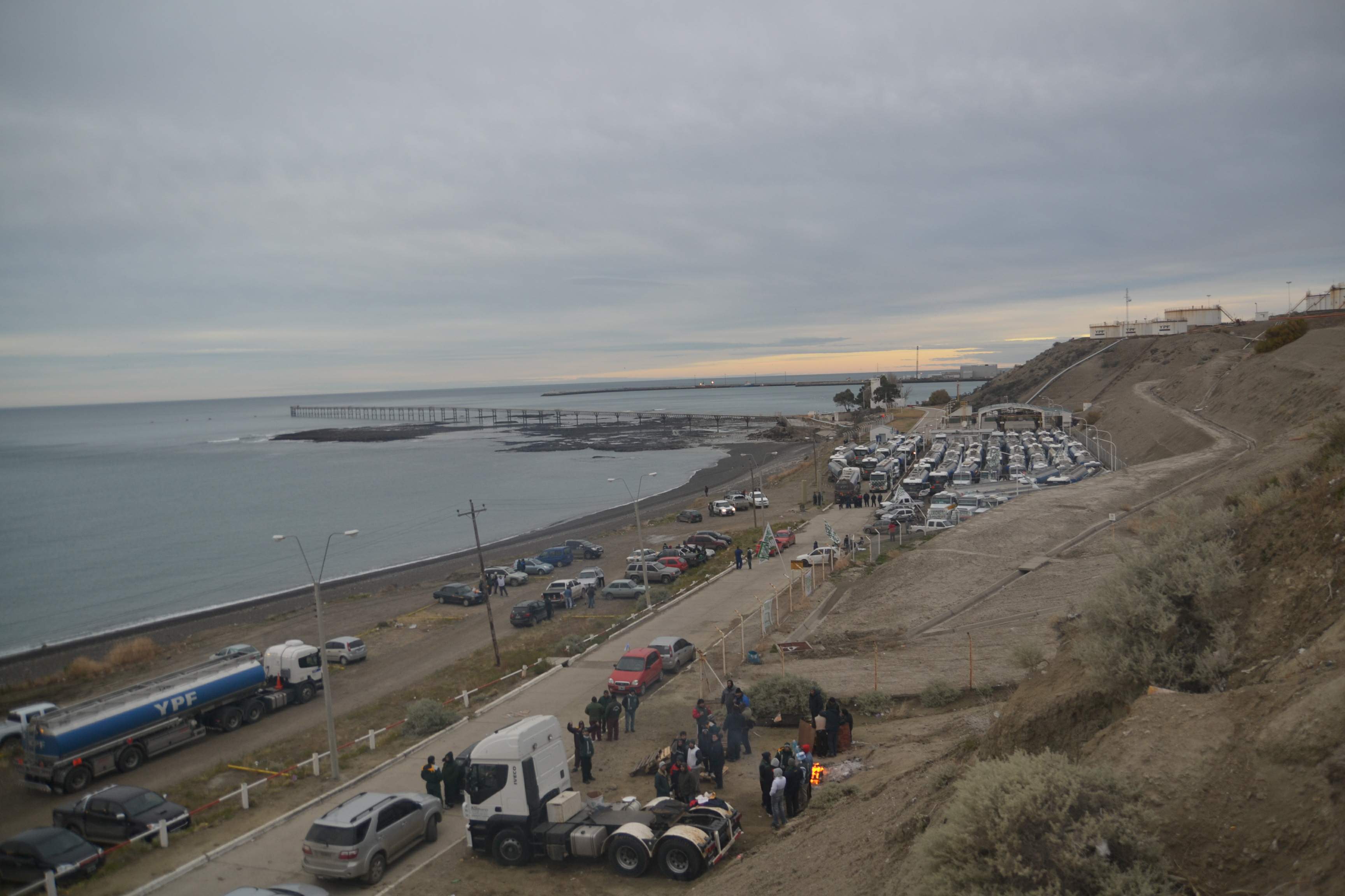 Amenazan con cortar la playa de tanques