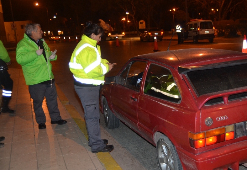 Golpearon a un inspector en control de alcoholemia
