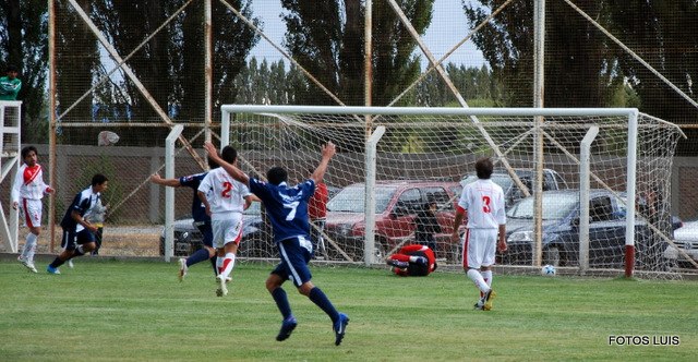 Newbery merendó en Gregores: metió media docena