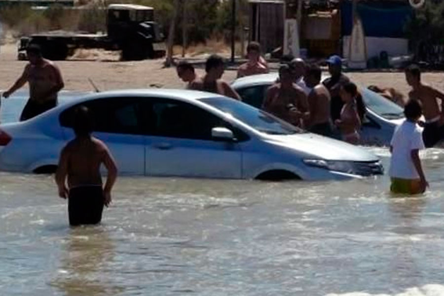 Autos bajo el agua en Las Grutas