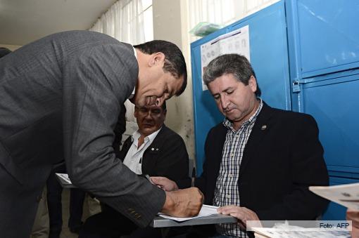 Correa votó temprano y llamó a sufragar «con responsabilidad y alegría»