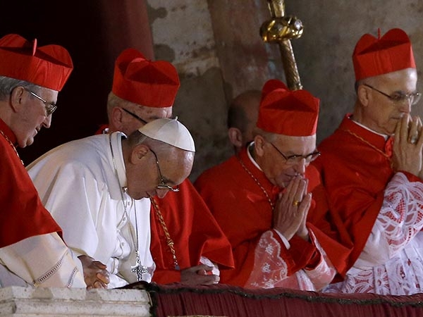 En su primer día como Papa, Francisco evitó la limusina y usó un micro