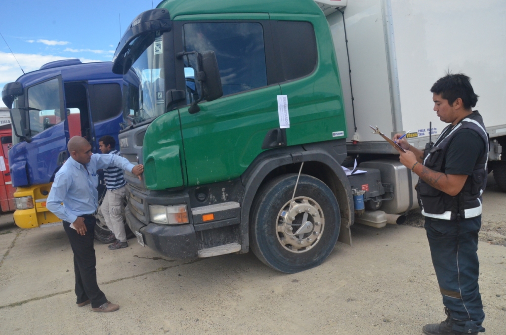 Clausuran rotisería y secuestran 2 camiones