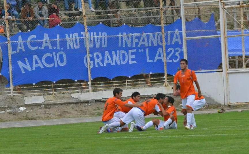 La CAI doblegó a Newbery y se mantiene arriba